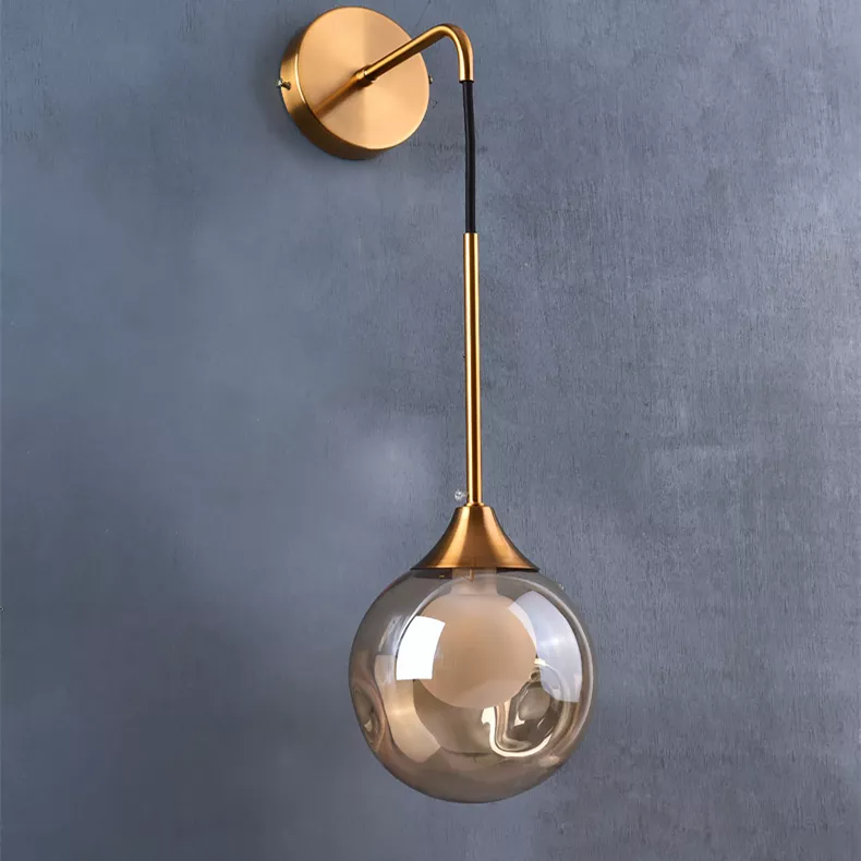 Applique murale pendante dorée avec boule de verre ambre ou gris fumé - Image 3