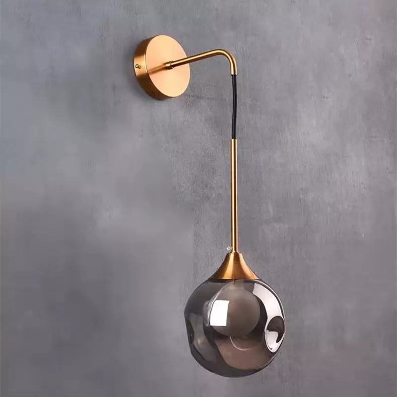 Applique murale pendante dorée avec boule de verre ambre ou gris fumé - Image 4