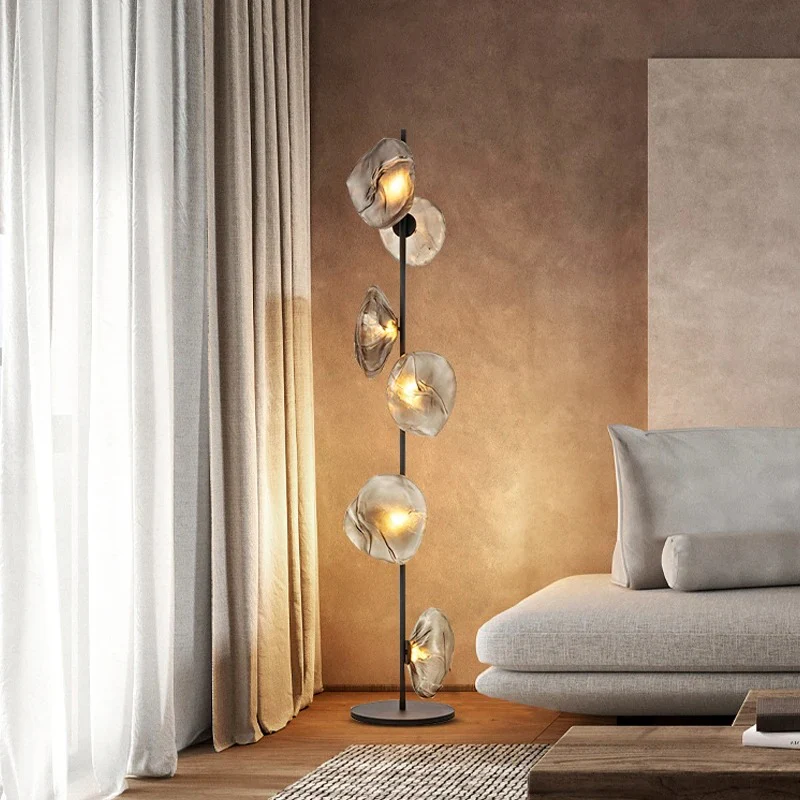 Lampadaire au design abstrait et verre fumé - Image 3