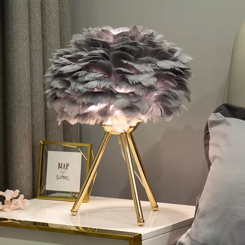 Lampe de chevet en plume d’oie et pieds en métal au style moderne et romantique - Image 3