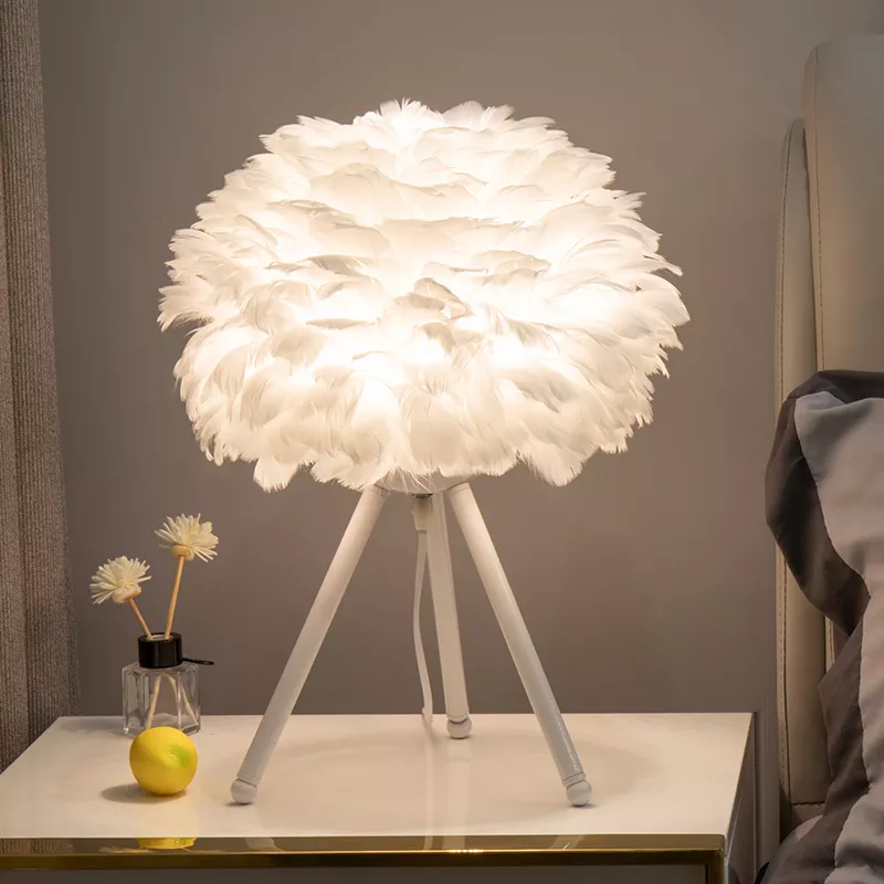 Lampe de chevet en plume d’oie et pieds en métal au style moderne et romantique - Image 6